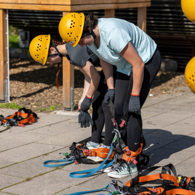 Freunde ziehen sich die Kletterausr�stung an