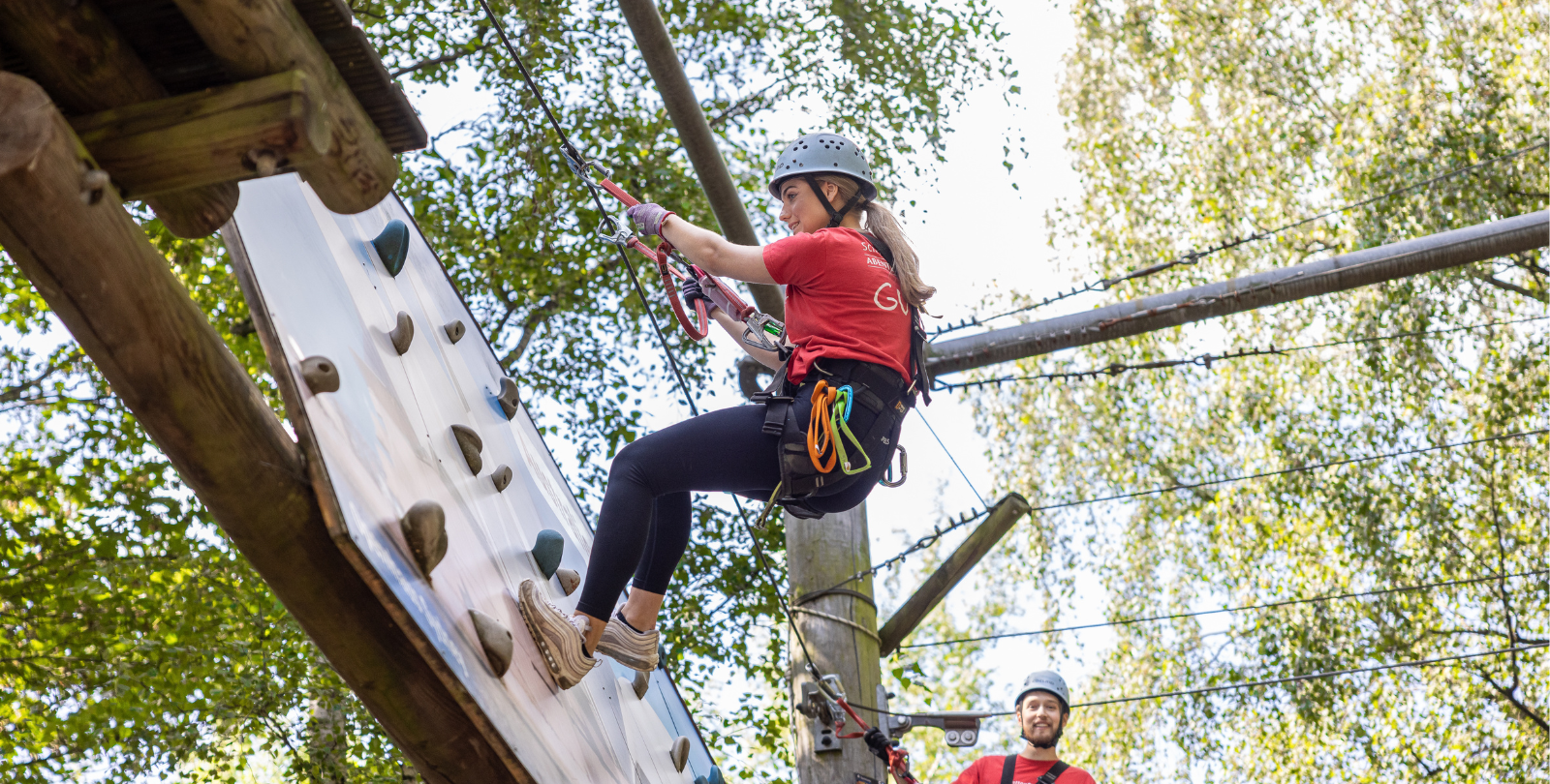 Drei junge Mitarbeiter im Gespr�ch im Kletterpark